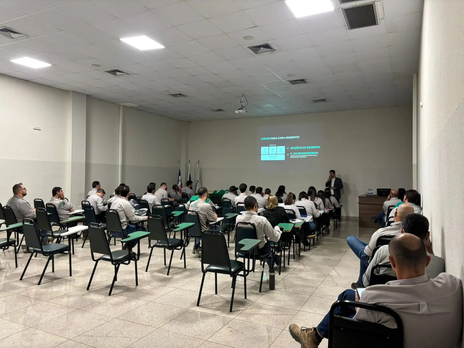 Davi Mathielo palestrando para colaboradores da Imetame Metalmecânica